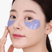 ✨ Plasturi premium cu peptide și colagen pentru ochi revitalizați! Redu cearcănele, netezește liniile fine și oferă un boost de hidratare zonei ochilor cu acești plasturi de lux cu hidrogel. Infuzați cu 9 peptide, colagen, acid hialuronic și extract de perle – pentru un contur mai ferm, luminos și tânăr. Potriviți pentru toate tipurile de ten.