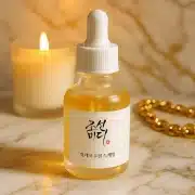 Redă pielii tale luminozitatea naturală cu bestseller-ul coreean Beauty of Joseon Glow Serum, un ser cu textură ușoară ce combină eficiența ingredientelor tradiționale asiatice cu inovația modernă în skincare.